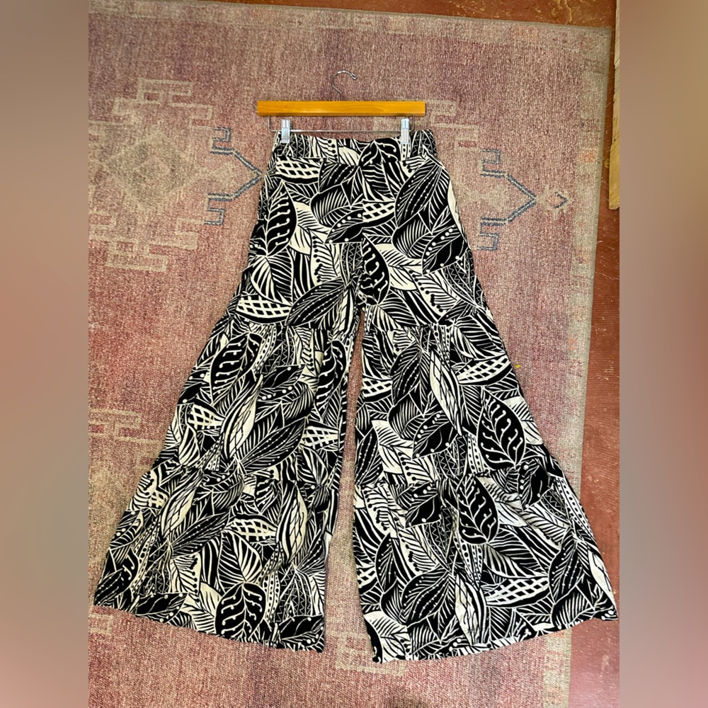 Rich & famous linen and rayon leaf print tiered wide leg flowy pants size med